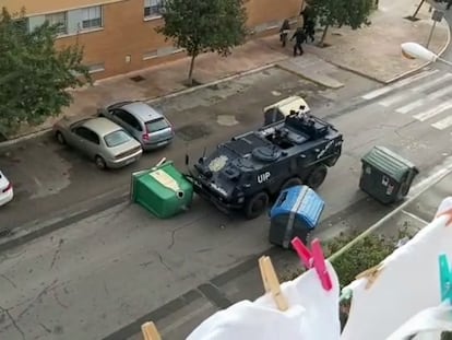 La tanqueta de la Policía recorre las calles de la barriada del Río San Pedro de Puerto Real (Cádiz).