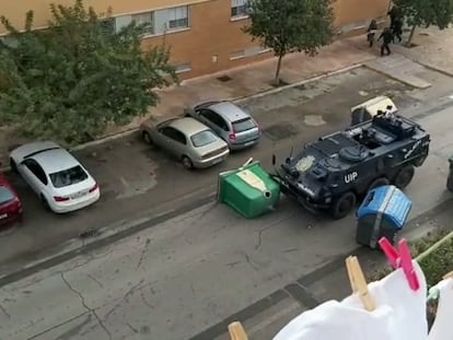 Vehículo blindado de la Policía actuando en la barriada del Río San Pedro en Puerto Real en la huelga por el metal.