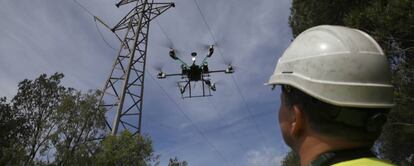 Un dron revisa una línea de alta tensión