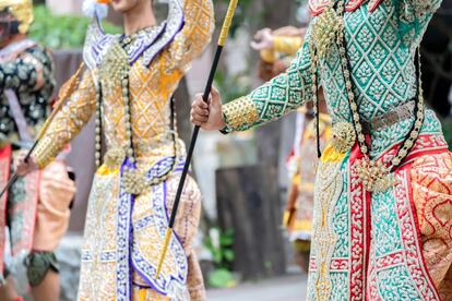 La danza clásica khon es la más tradicional entre las muchas que engloba el folclore de <a href="https://elviajero.elpais.com/tag/tailandia/a" target="_blank">Tailandia</a>. Este teatro tailandés danzado con máscaras —inscrito en la lista de patrimonio cultural inmaterial de la Unesco desde 2018— se interpreta por grupos de hombres y mujeres, a veces muy numerosos, vestidos con trajes esplendorosos y con el acompañamiento de una orquesta. Dependiendo del fragmento que representen del ‘Ramakien’ —la versión tailandesa del ‘Ramayana’ sobre los episodios gloriosos de la epopeya del heroico Rama, avatar del dios Visnú que trajo al mundo la justicia y el orden—, los artistas pueden utilizar máscaras coloreadas, los rostros de los ángeles y demonios que se enfrentan en un combate narrado por un coro. En el <a href="http://www.salachalermkrung.com/" target="_blank">auditorio Chalermkrung del Teatro Real</a> de Bangkok o templos como el Wat Phra Singh, en la ciudad norteña de Chiang Mai, son los escenarios ideales para asistir a un espectáculo.