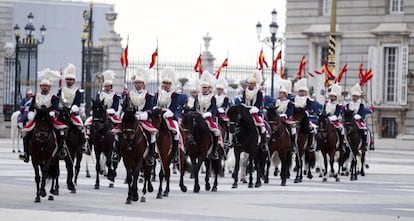 Relevo de la Guardia Real en el Palacio Real.