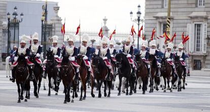 Relevo de la Guardia Real en el Palacio Real.