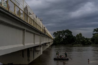 Una embarcación improvisada en el río Suchiate espera a que más migrantes salten al río.