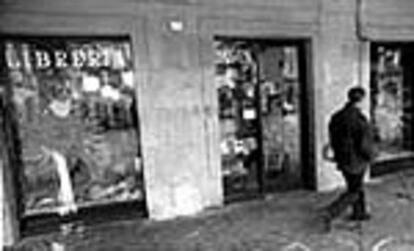 Estado en que quedó la librería Lagun tras el ataque efectuado por los terroristas callejeros en la Nochebuena de 1996