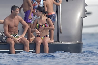 Cristiano Ronaldo y Georgina Rodríguez en la cubierta del barco.