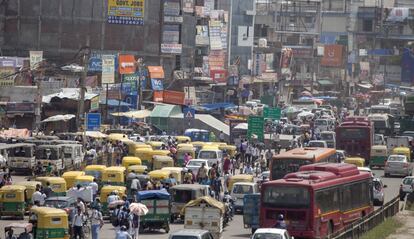 La congestión del tráfico en Nueva Delhi es uno de los resultados de la creciente urbanización. La abundancia de vehículos contribuye a la contaminación del aire, así como el desarrollo de problemas bronquiales y dificultades de visibilidad.