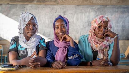 Elbeka, Mariam y Awa, integrantes del proyecto El club de las niñas, en el set de grabación de Radio Ningui, en Baga Sola, Chad.