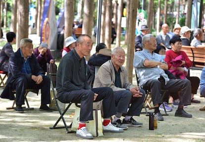 Personas mayores en un parque de la ciudad de Fuyang, China.