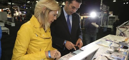 El consejero de Turismo y Deporte de la Junta de Andaluc&iacute;a, Francisco Javier Fern&aacute;ndez, junto a la consejera delegada de Cetursa, Mar&iacute;a Jos&eacute; L&oacute;pez (i), en el estand de la estaci&oacute;n de la estaci&oacute;n de Sierra Nevada durante la promoci&oacute;n de la estaci&oacute;n en la Feria de Esqu&iacute; y Snowboard Norte de Manchester (Reino Unido). 