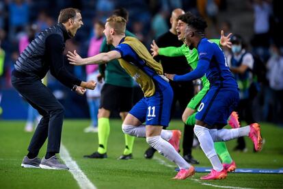 Thomas Tuchel celebra el 1-0 del Chelsea, con Guardiola al fondo.