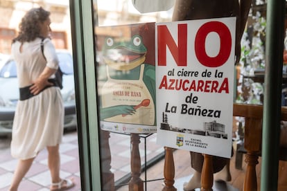 Carteles contra el cierre de la azucarera en un local de La Bañeza (León).