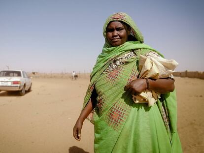 Mashair se dirige a trabajar en su puesto del mercado de Omdurman