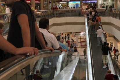 Aquí no falta de nada: se compra, se come, se bebe, se juega y se divierte en un centro comercial de Aluche.