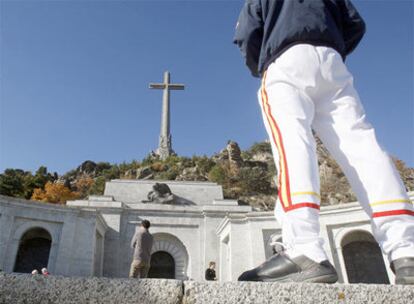 De espaldas, en primer término, uno de los asistentes a la ceremonia en recuerdo de Franco celebrada ayer en el Valle de los Caídos.
