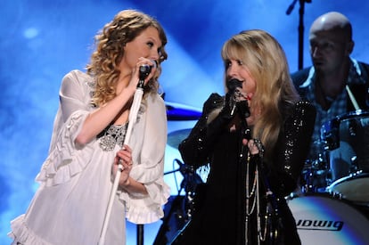 Taylor Swift y Stevie Nicks actuaban en la ceremonia de los Grammy, en enero de 2010, en Los Ángeles.