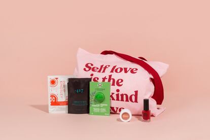 Con motivo del Día Internacional contra el Cáncer de Mama, que se celebró el pasado 19 de octubre, Birchbox ha lanzado una cajita muy especial, en forma de bolsa en tonos rosas y rojos. La tienda online se ha asociado con la Fundación Stanpa, a través del programa internacional Ponte guapa, te sentirás mejor, con el objetivo de difundir su actividad. Además, por cada compra que se realice a través de su web o se comparta el hashtag #Birchboxpink, la marca donará un euro. Precio: 10,95 euros.