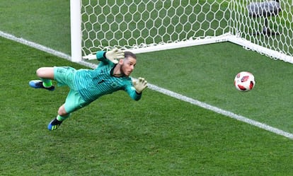 David De Gea se estira intentando detener el penalti que supuso el empate de Rusia.