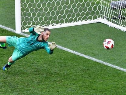 David De Gea se estira intentando detener el penalti que supuso el empate de Rusia.