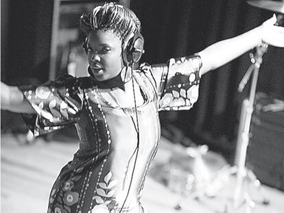 <b>La <i>rapera</i> Nicole Wray grabando.</b>