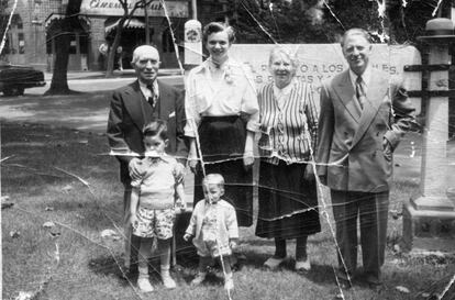 Enrique Krauze (abajo a la izquierda) acompañado de sus abuelos en el Parque México.