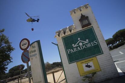 Un helicóptero sobrevuela el Parador Nacional de Mazagón.