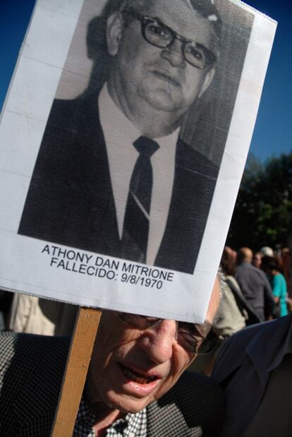 Un militar retirado sostiene una foto de Dan Mitrione, en 2007 en Montevideo.