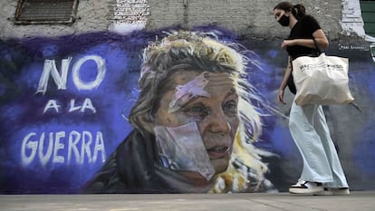 Una mujer pasa junto al graffiti "No a la guerra" del muralista Maximiliano Bagnasco, en Buenos Aires, este mes de marzo.