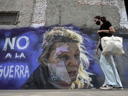 Una mujer pasa junto al graffiti "No a la guerra" del muralista Maximiliano Bagnasco, en Buenos Aires, este mes de marzo.