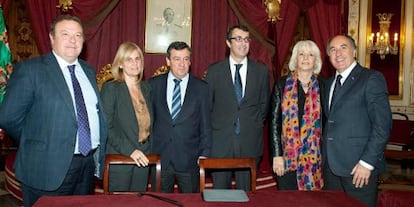 De izquierda a derecha, José Luiz Núñez (regidor de Arcos), María José García Pelayo (Jerez), José Loaiza (San Fernando), Javier Guillén (director de La Vuelta), Teófila Martínez (Cádiz) y José Ignacio Landaluce (Algeciras).