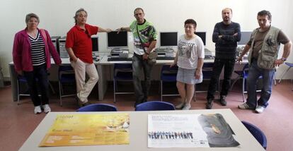 Usuarios afectados por el cierre de las salas municipales Redint en el centro c&iacute;vico del barrio de la Alh&oacute;ndiga, en Getafe.