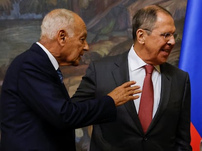 El ministro de Exteriores ruso, Serguéi Lavrov (a la derecha), y el secretario general de la Liga Árabe, Ahmed Aboul Gheit, este lunes en Moscú.