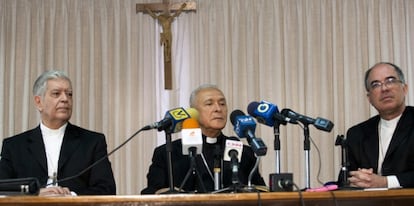 Dirigentes de la Iglesia durante la rueda de prensa hoy en Caracas.