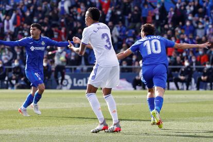 Enes Ünal celebra el gol del Getafe tras el fallo de Militão, durante el partido de este domingo.