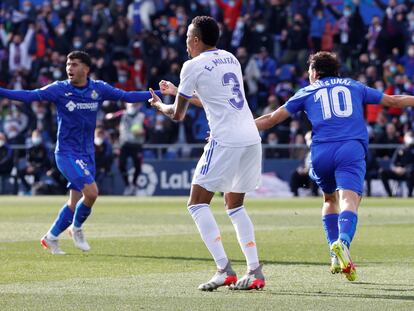 Enes Ünal celebra el gol del Getafe tras el fallo de Militão, durante el partido de este domingo.