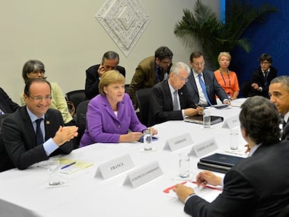 De derecha a izquierda: Hollande, Merkel, Monti y Rajoy frente a Cameron, Van Rompuy, Obama y Barroso.