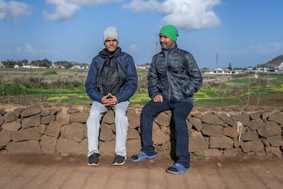 Sagor (izquierda) y Abdul, ciudadanos bangladesíes llegados en cayuco a El Hierro, el 26 de diciembre en Las Raíces (La Laguna).