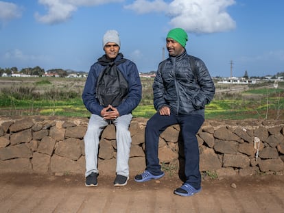Sagor (izquierda) y Abdul, ciudadanos bangladesíes llegados en cayuco a El Hierro, el 26 de diciembre en Las Raíces (La Laguna).