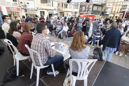 Autores, libreros y políticos como la vicepresidenta de la Generalitat, Mónica Oltra, o la concejal de Cultura, Verònica Ruiz (segunda y tercera, por la izquierda) esta mañana en Castellón.