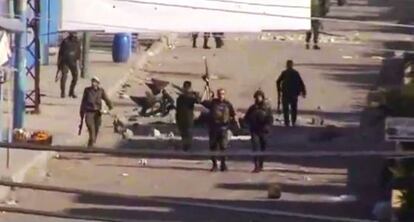 Imagen de TV tomada de Internet y difundida por Sham News Network hoy muestra a soldados patrullando las calles de Daraa en Siria.