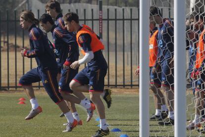 Sergio Ramos, Busquets, Llorente y Xabi Alonso, de izquierda a derecha, echan a correr.