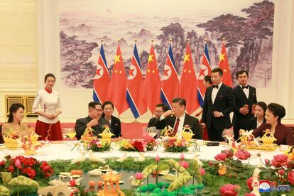 Kim Jong Un y su mujer Ri Sol Ju junto al presidente chino, Xi Jinping, y su mujer Peng Liyuan durante su visita a Pekín (China).