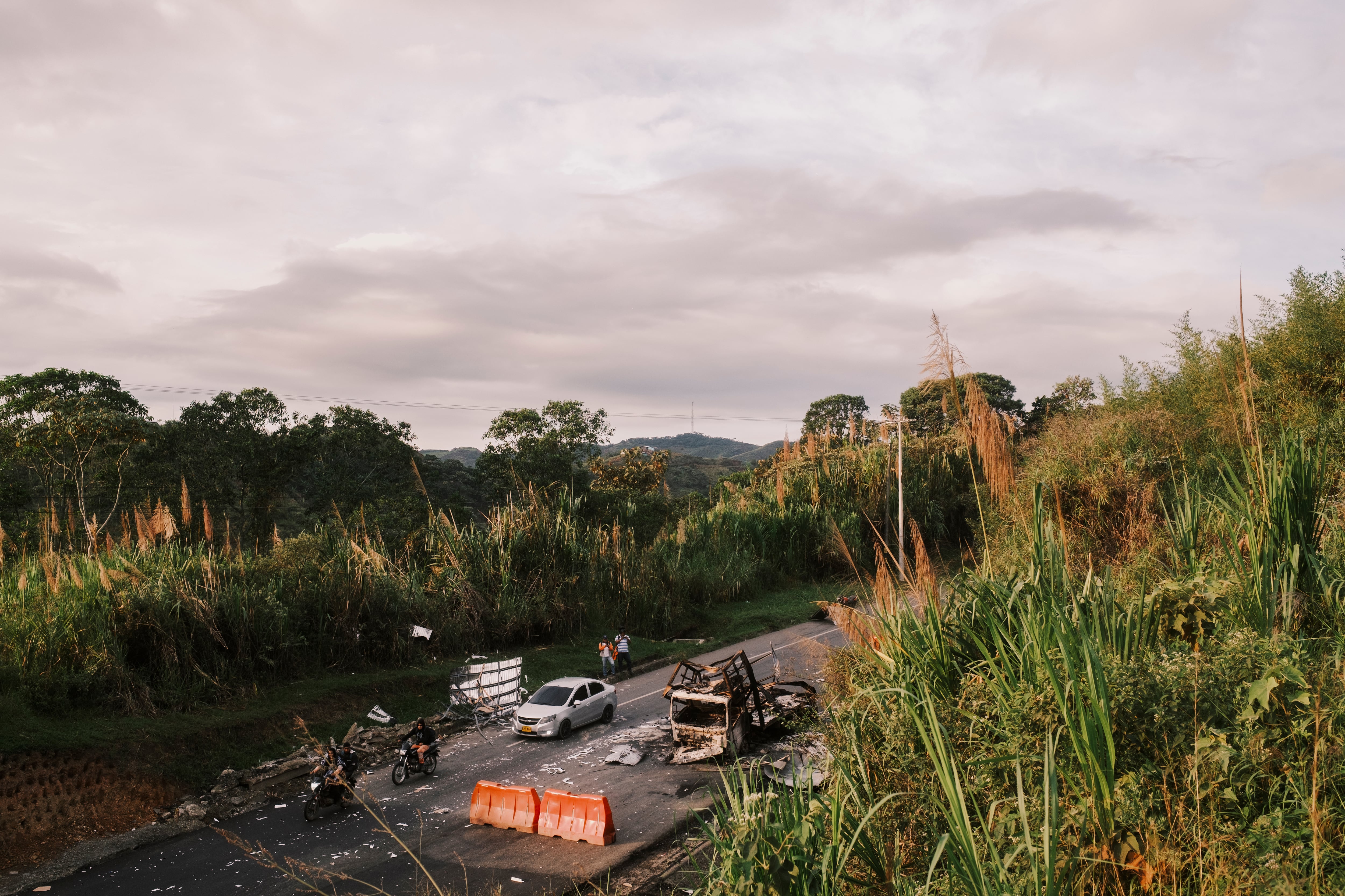 Un vehículo cargado con explosivos detonado por las disidencias de las FARC en la vía Panamericana, en el Cauca, el 29 de abril.
