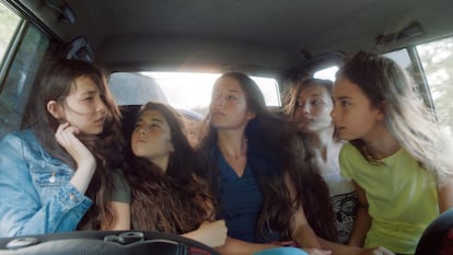 La película está ambientada en un pueblo turco y muestra la vida de cinco jóvenes hermanas huérfanas y los crecientes desafíos que enfrentan como niñas en una sociedad conservadora. El evento que desencadena la reacción de la familia en contra de las cinco hermanas al principio de la película se basa en la vida personal de Ergüven.