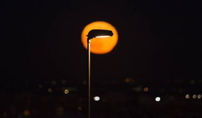 Fotografía de la superluna del 17 de Noviembre en Sevilla.