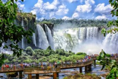 Pasarela mirador de Foz do Iguazu, localidad situada en el lado brasileño de las cataratas de Iguazú, frontera entre Argentina y Brasil.