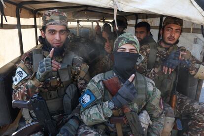 Grupo de combatientes rebeldes, este lunes en Damasco (Siria).  