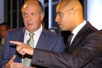 El Rey atiende las explicaciones de Saif el Islam Gaddafi durante el recorrido por la exposición <i>El desierto no es silencio,</i> en el Jardín Botánico.