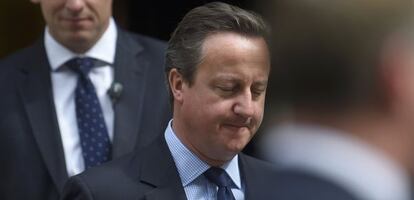 El primer ministro brit&aacute;nico, David Cameron, a la salida de Downing Street. REUTERS