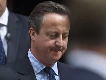 El primer ministro brit&aacute;nico, David Cameron, a la salida de Downing Street. REUTERS