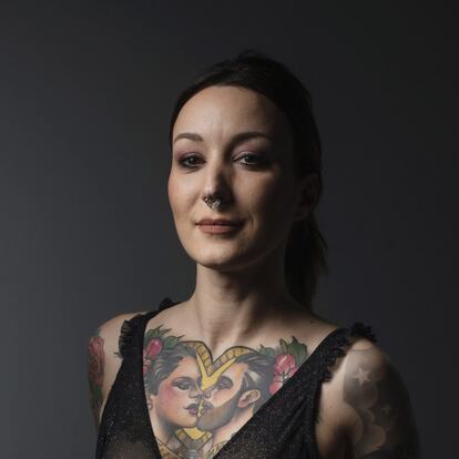 “Debora es superminuciosa. No es solo que dibuje genial, es que pasa el tiempo y el color de sus tatuajes sigue intacto”, defiende Celia Hernández, que tiene varias piezas de la artista Debora Cherrys, cuyo estilo se conoce como neotradicional. La primera que se hizo con la tatuadora madrileña es la que luce en su pecho, una representación de sus padres.